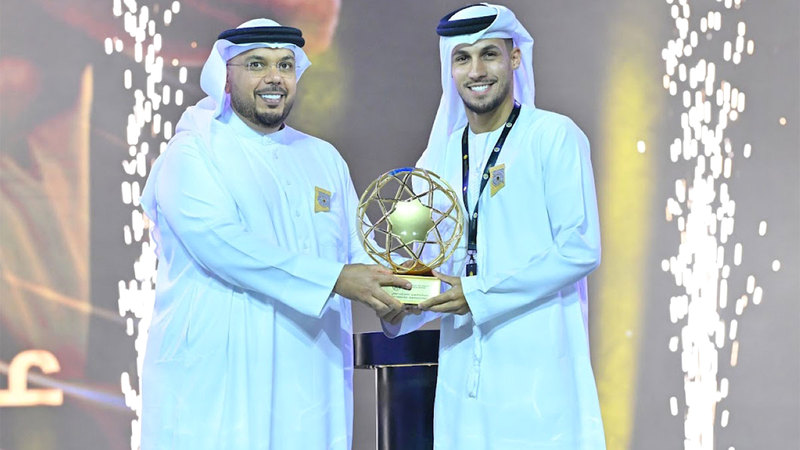 علي صالح يتسلم جائزة الكرة الذهبية لأفضل لاعب إماراتي من الجنيبي. من المصدر