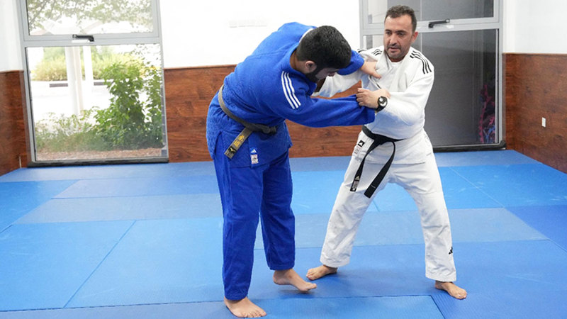 راشد محمد الأنصاري خلال خوضه التدريبات في نادي الشارقة لرياضات الدفاع عن النفس. الإمارات اليوم