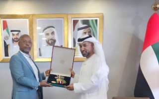 الصورة: رئيس الدولة يمنح سفير كينيا وسام الاستقلال