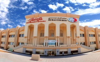 الصورة: شركة تقاضي موظفاً لارتدائه ملابس &laquo;لا تليق بالعمل&raquo;