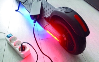 الصورة: &laquo;الشحن الزائد&raquo;.. سبب رئيس لحرائق الدرّاجات الكهربائية