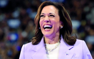 الصورة: هاريس تستخدم &laquo;سلاح الضحك&raquo; لإضعاف خصومها