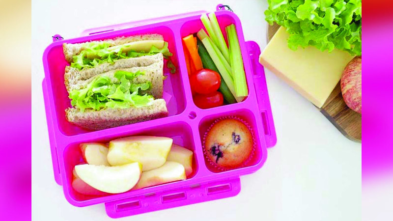 التنويع في الأطعمة وتناسق الألوان يحفزان الطالب على تناول الطعام الصحي. أرشيفية