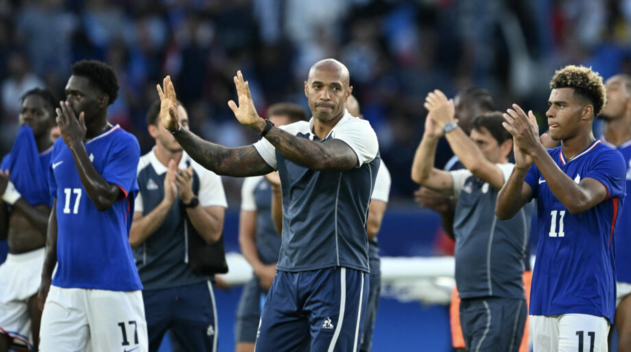 تييري هنري يستقبل من تدريب فرنسا بعد فضية أولمبياد باريس