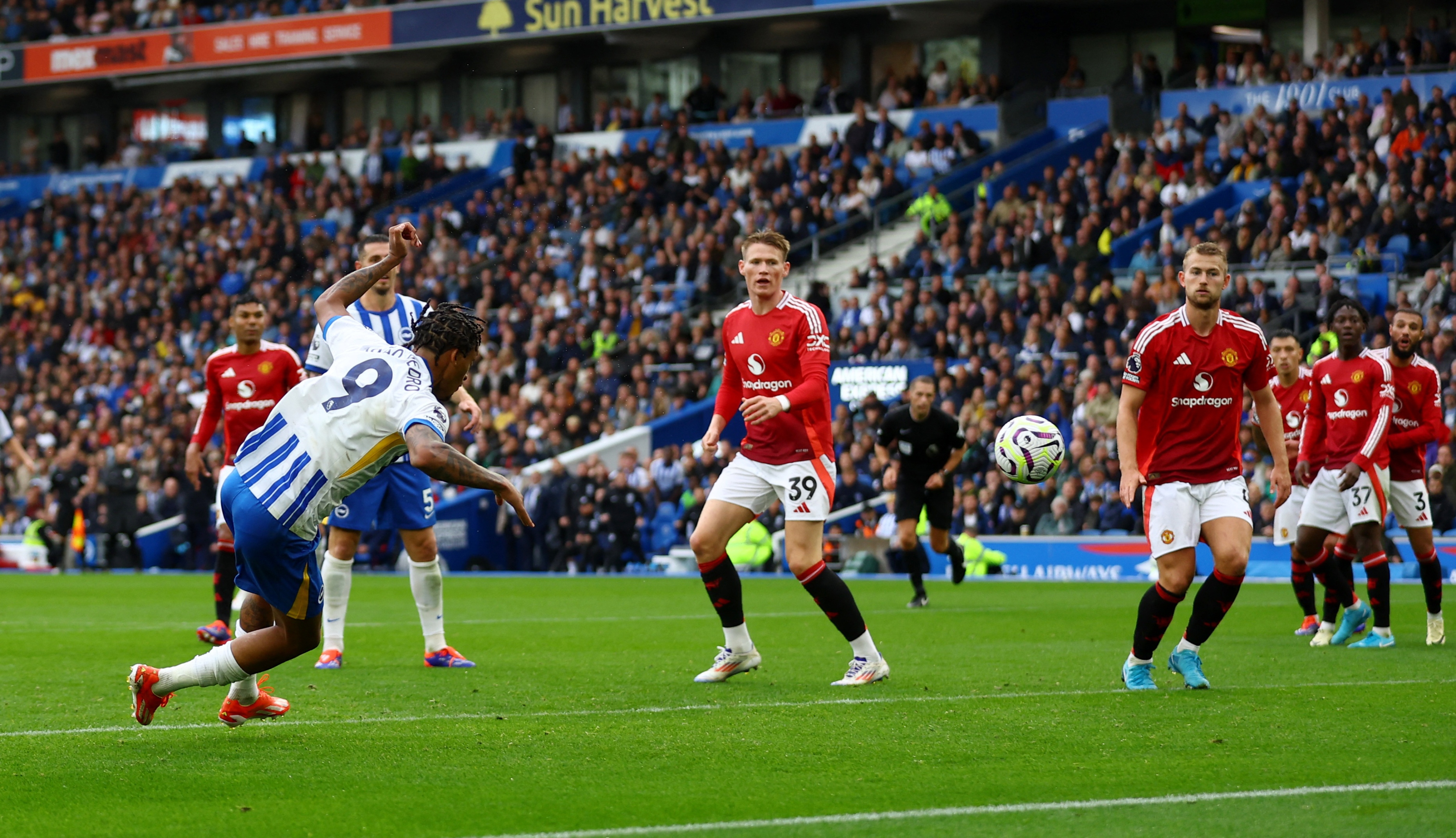 الأزمات تتواصل.. سقوط قاتل لمانشستر يونايتد في الدوري الإنجليزي