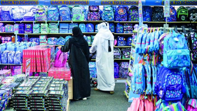 مسؤولو منافذ بيع أرجعوا استثناء بعض المنتجات إلى تباين سياسات التسويق والتخفيضات لدى المنافذ. تصوير: أشوك فيرما