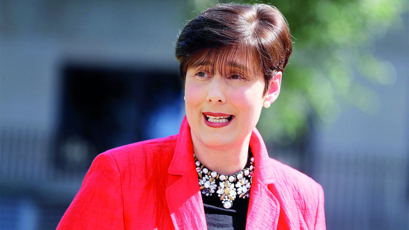 وزيرة التعليم أعلنت خططها لحظر استخدام الهواتف الذكية في المدارس الثانوية. من المصدر