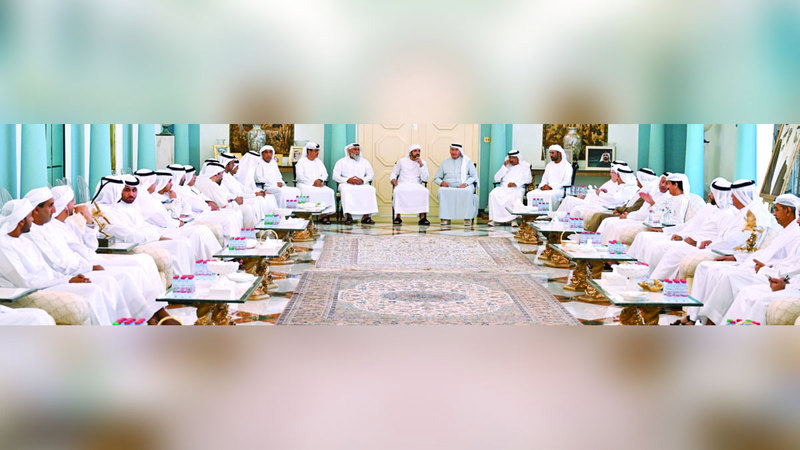 حمدان بن محمد خلال تقديم واجب العزاء. من المصدر