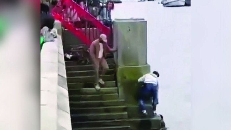 الفتاة حاولت التقاط حقيبة يدها التي أفلتت منها وسقطت في المياه.. فانزلقت داخل النهر.  الإمارات اليوم