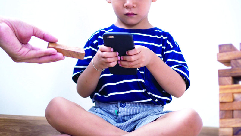 الجيل الحالي من الأطفال يعيش حالة من العزلة. أرشيفية