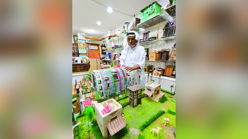 إبراهيم ميرزا إلى جانب المشغولات التراثية. تصوير: أشوك فيرما