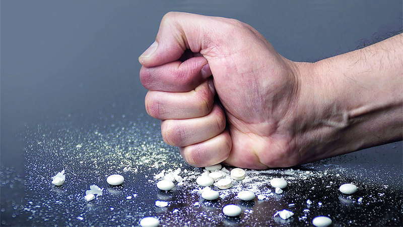 دخول المتعاطين في «الشق المرضي» المرتبط بإدمان المخدرات السبب الرئيس وراء تورطهم. أرشيفية