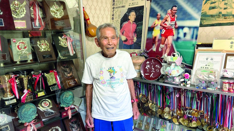 مييوتشي يبلغ من العمر 100 عام ولايزال يمارس الرياضة. من المصدر