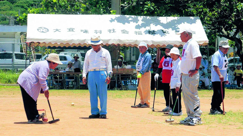 كبار السن في قرية أوجيمي. من المصدر