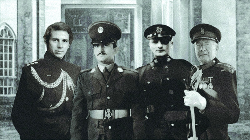 محمد بن راشد يتوسط مدربيه في كلية مونز العسكرية البريطانية. من المصدر