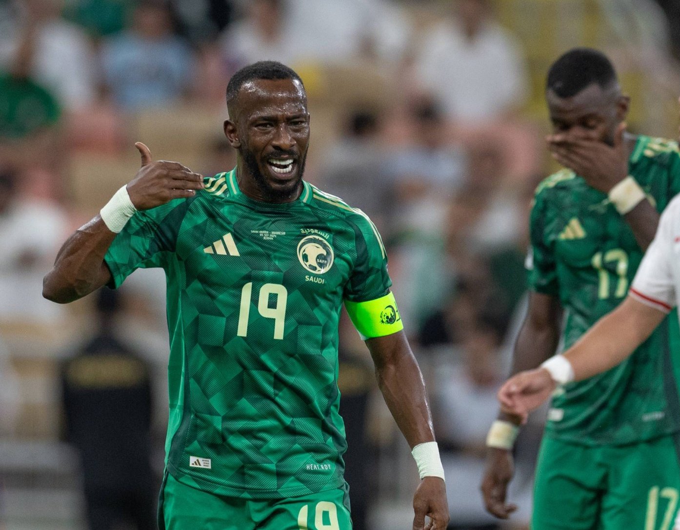 تفاصيل غامضة.. سقوط نجم المنتخب السعودي من شرفة منزله بدبي