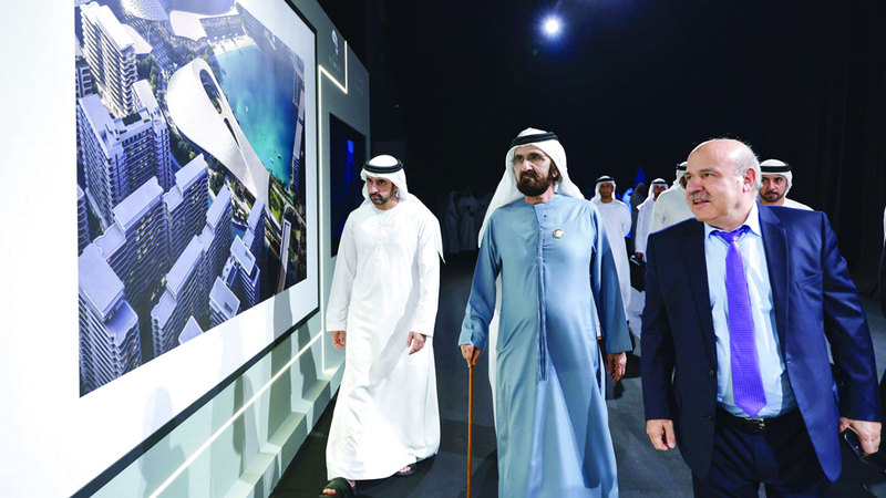 محمد بن راشد خلال اطلاعه على مشروع الحي الثقافي يرافقه حمدان بن محمد. وام