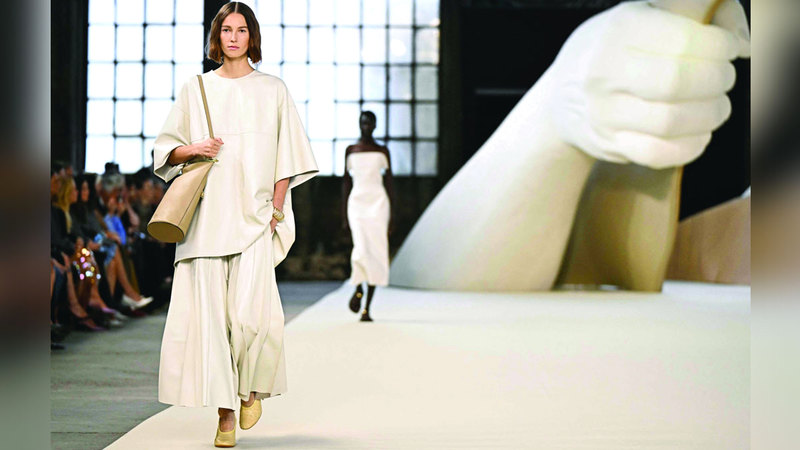 التصاميم عبّرت عن «رؤية مختلفة وفريدة» لامرأة «برادا». أ.ف.ب 