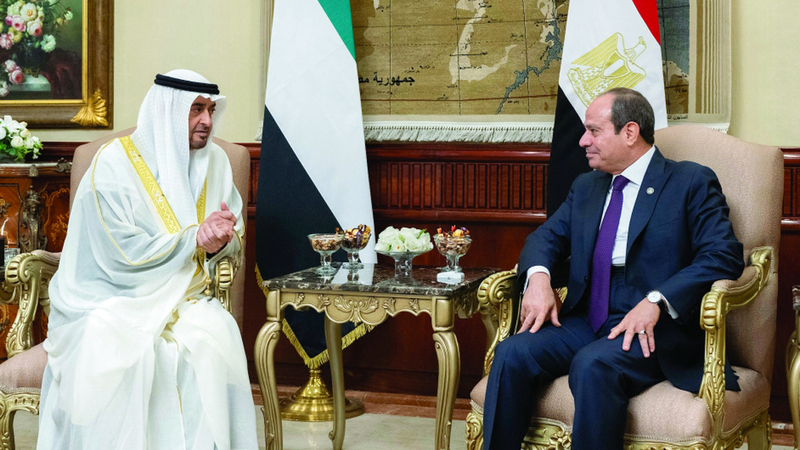 رئيس الدولة والرئيس المصري خلال اللقاء. وام