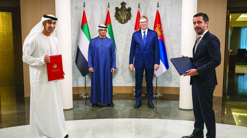 محمد بن زايد وألكسندر فوتشيتش شهدا توقيع اتفاقية الشراكة بين البلدين. وام
