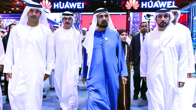 محمد بن راشد خلال زيارته معرض جيتكس غلوبال 2024. وام