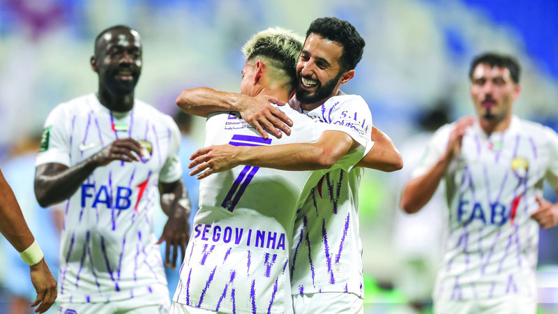 الأحبابي يعانق ماتياس سيغوفيا بعد تسجيله الهدف الثاني للعين بمرمى حتا. تصوير: زيشان أحمد