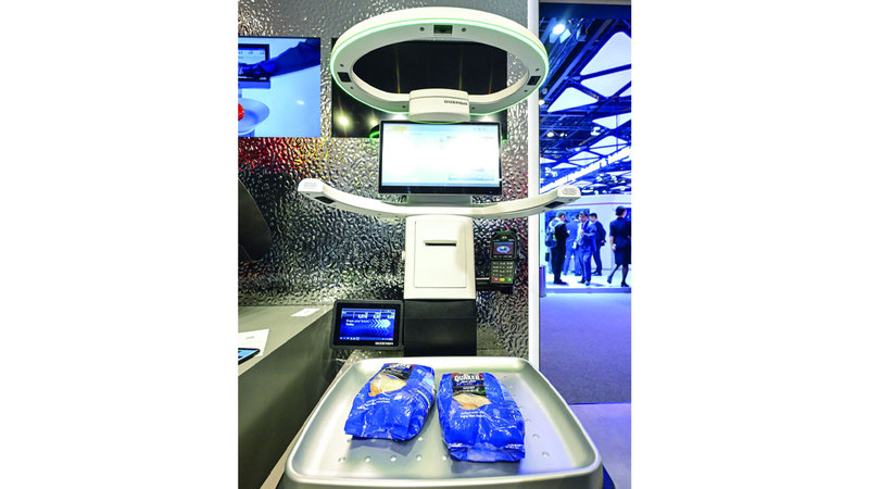 أجهزة «كاشير» لمسح أسعار السلع والوزن والسداد دون تدخل بشري. تصوير: باتريك كاستيلو