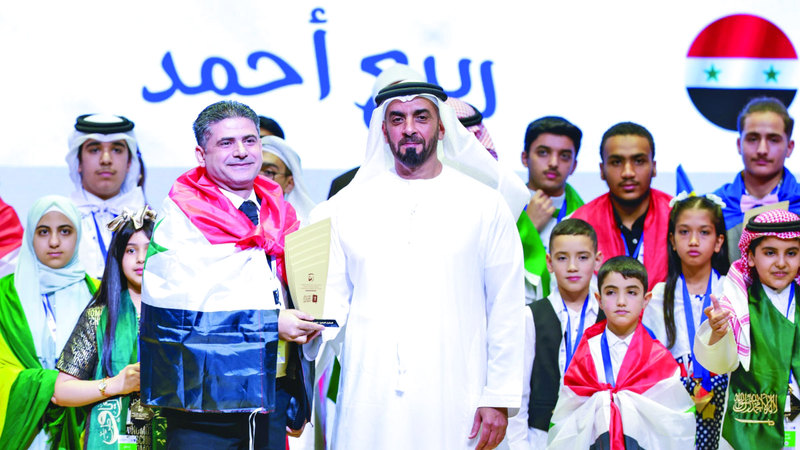 سيف بن زايد يسلم &laquo;المشرف المتميز&raquo; جائزته. من المصدر