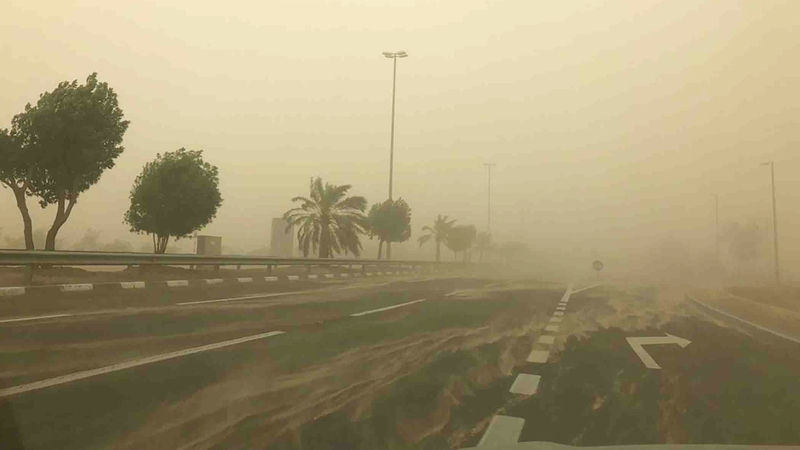 تقلبات الطقس تتسبب في تدني مستوى الرؤية وتشكل خطراً على السائقين. أرشيفية