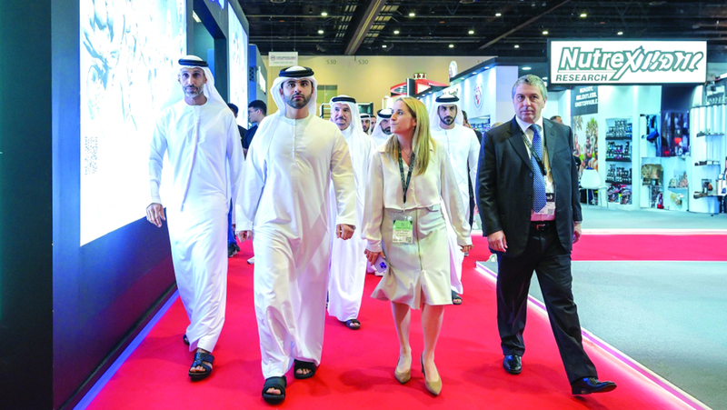 منصور بن محمد يزور معرض دبي الدولي لبناء الأجسام واللياقة البدنية