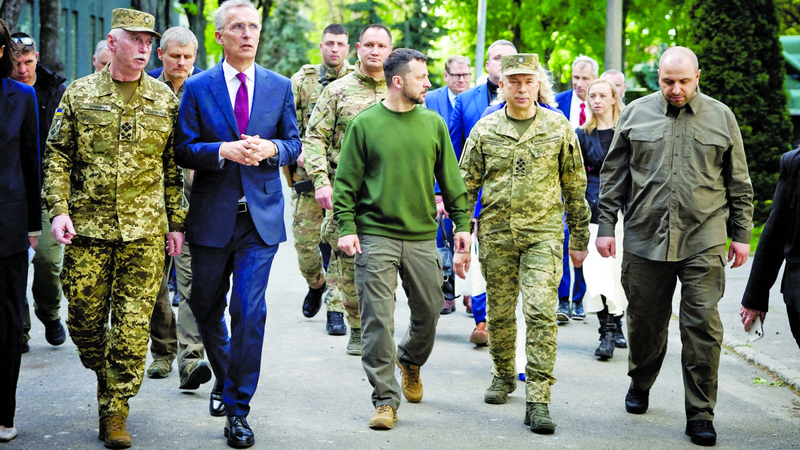 الأمين العام لحلف شمال الأطلسي برفقة الرئيس الأوكراني فولوديمير زيلينسكي. رويترز