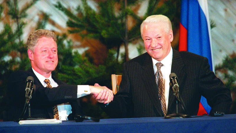 بوريس يلتسن يصافح بيل كلينتون خلال توقيع اتفاقية تعاون بين روسيا ودول «الناتو» في 1997. أرشيفية