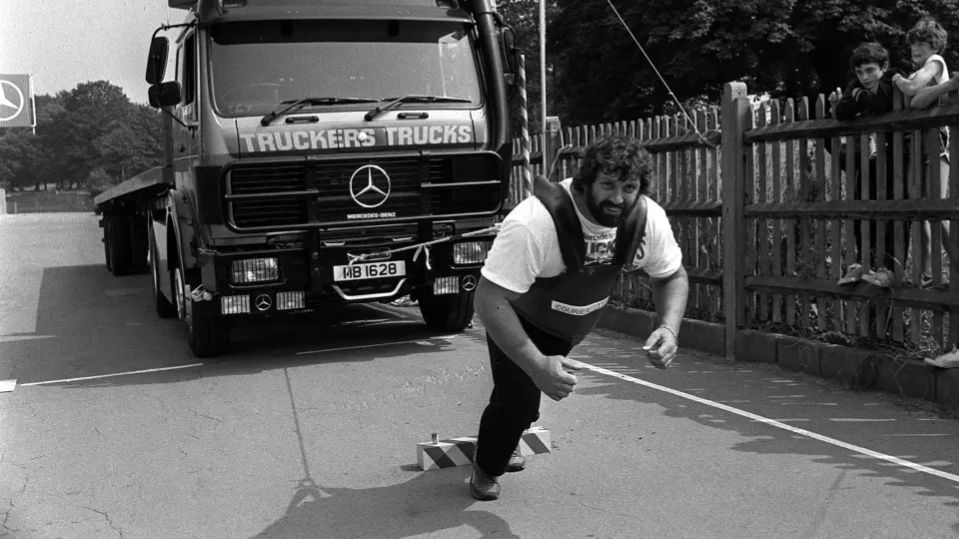 وفاة أقوى رجل في العالم.. فاز باللقب مرتين