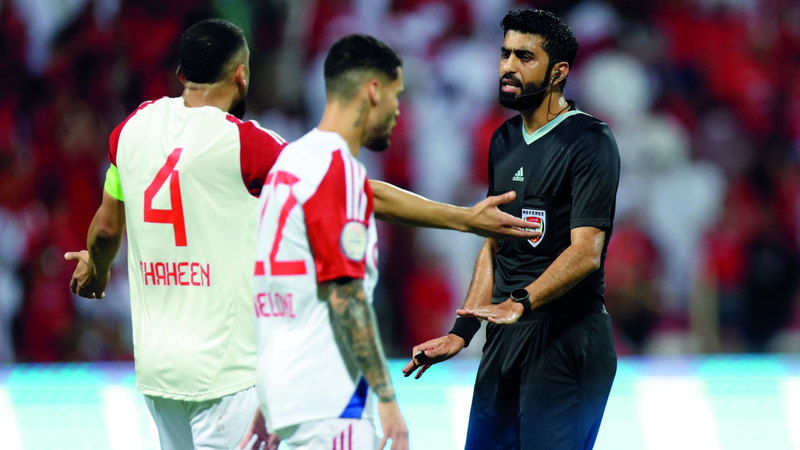 لاعبو الشارقة يعترضون على قرارات الحكم أحمد سالم خلفان. تصوير: سالم خميس