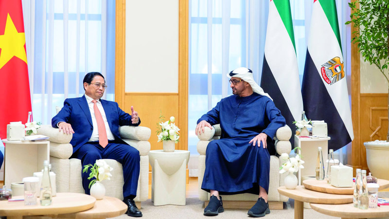 رئيس الدولة خلال استقباله رئيس وزراء فيتنام. وام