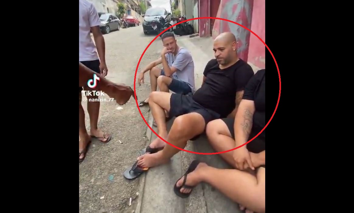 ظهور "إمبراطور كرة القدم" في شوارع البرازيل مخموراً وحافي القدمين