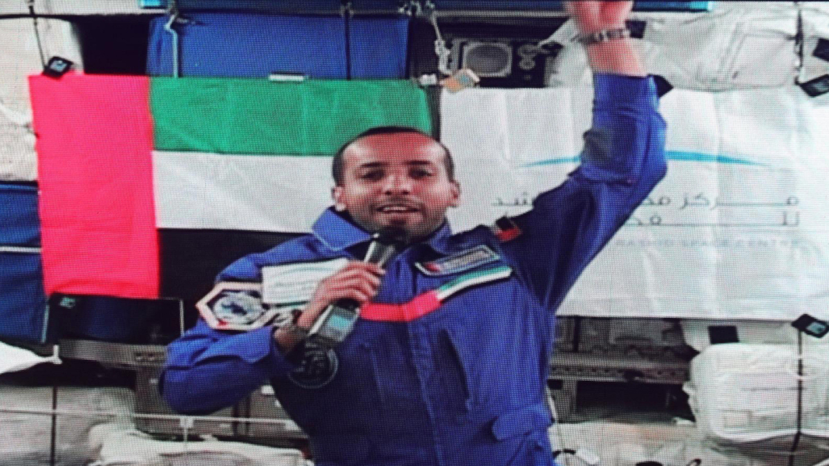 هزاع المنصوري رفع علم الدولة في الفضاء. أرشيفية