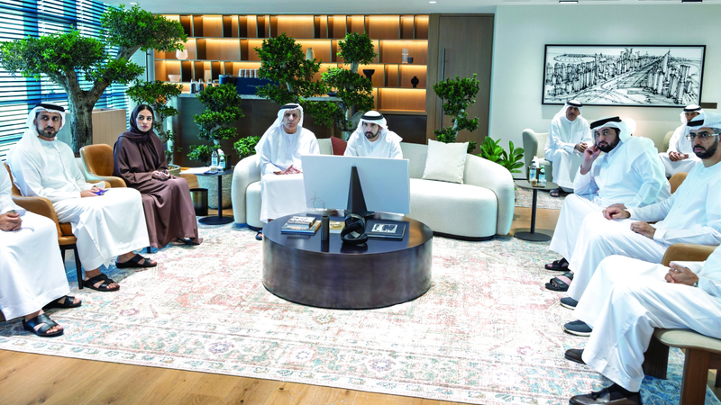 حمدان بن محمد خلال زيارته مقر هيئة الطرق والمواصلات في دبي. من المصدر