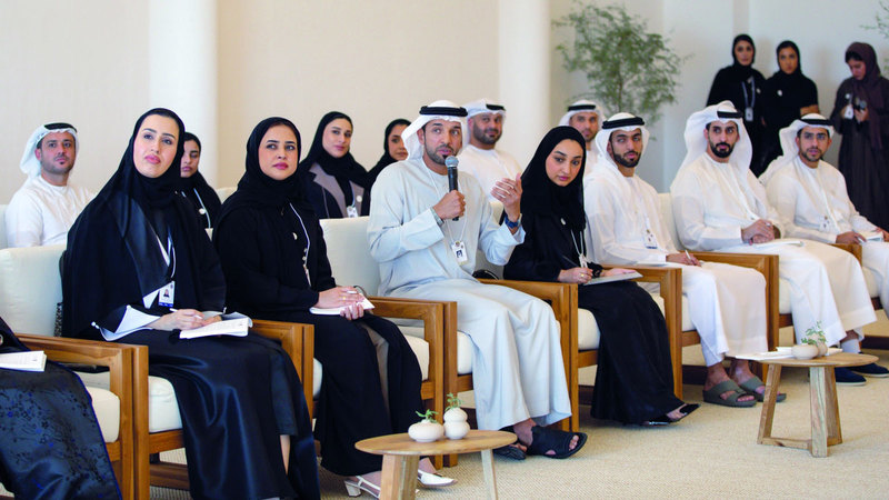 سلطان النيادي وعهود الرومي خلال إطلاق برنامج القيادات الحكومية الشابة 2024. من المصدر