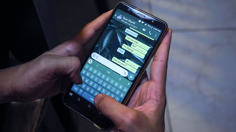 عشرات القضايا التي نظرتها محاكم الدولة شهدت لجوء مدّعين إلى إثبات حقوقهم عبر محادثات &laquo;واتس أب .&raquo;
تصوير: أشوك فيرما