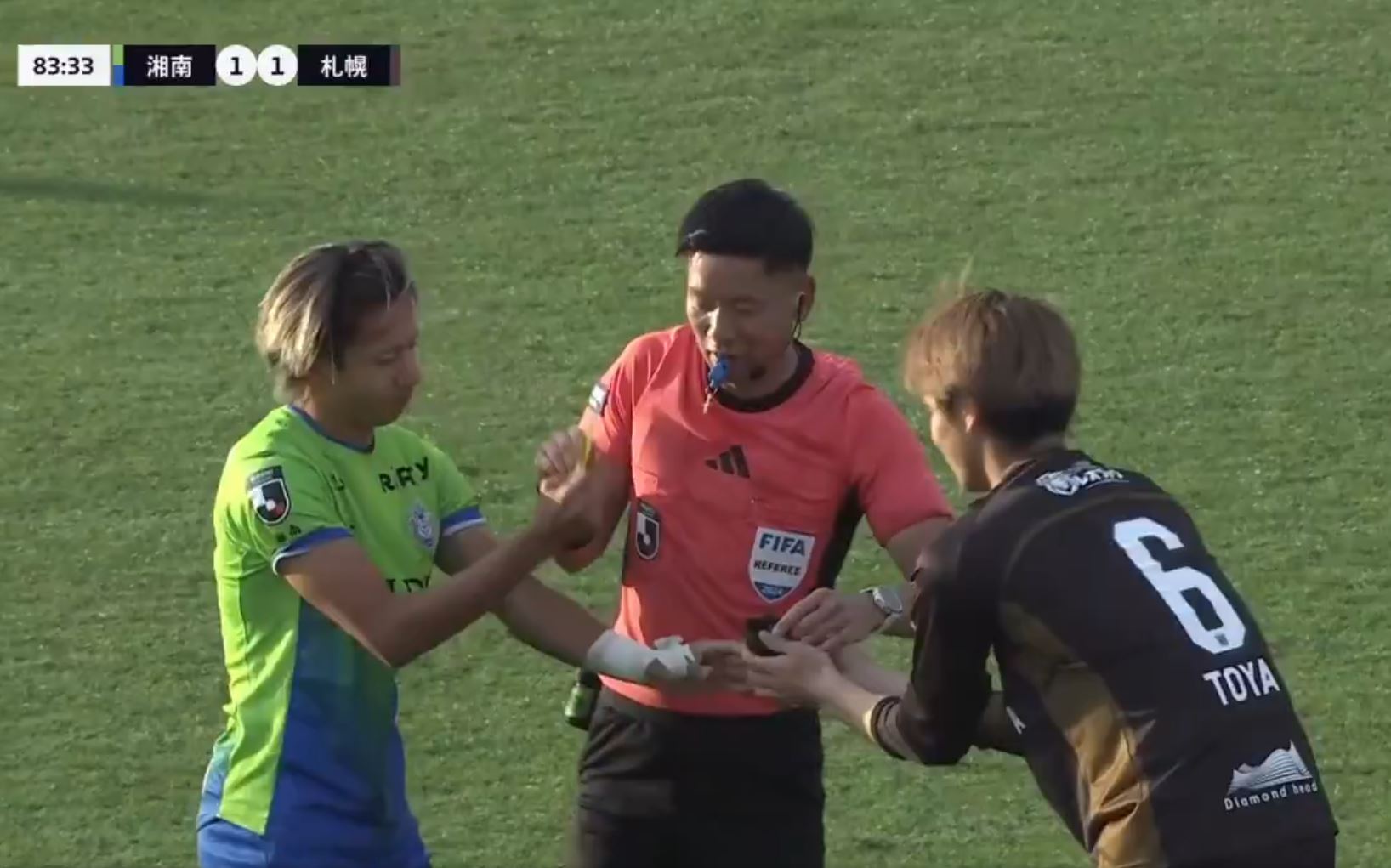 في اليابان فقط.. كيف يتصرف اللاعب مع الحكم؟! (فيديو)