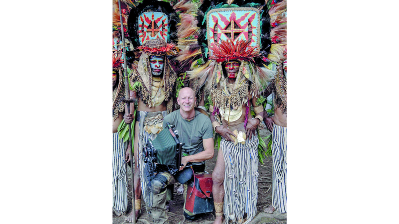 نيلسون فنان تفاعل مع المجتمعات الأصلية.  من المصدر   &nbsp; &nbsp; &nbsp;&nbsp;