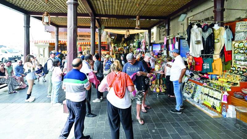 إدارة الملكية الفكرية تواصل حملاتها وزياراتها التفتيشية في أسواق دبي لحماية التجار والمستهلكين.  تصوير: أشوك فيرما