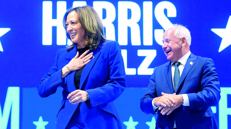 كامالا هاريس برفقة تيم والز خلال الحملة. رويترز