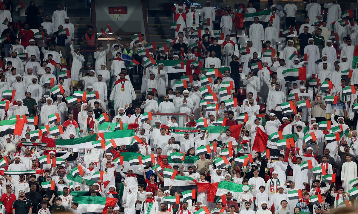 كيف توقع جمهور الإمارات مباراة قطر في تصفيات كأس العالم (فيديو)