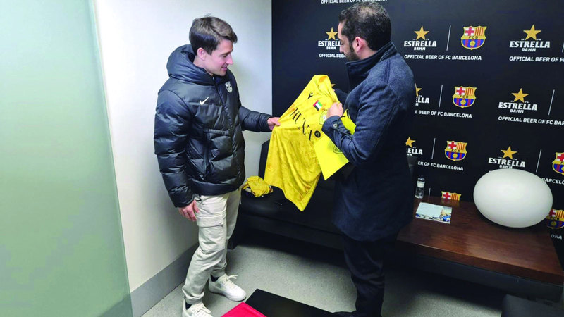 الشيباني يقدّم هدايا «وصلاوية» لنجمَي برشلونة ديكو وبويان