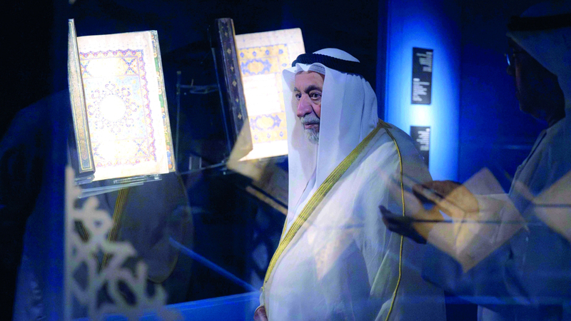 سلطان القاسمي خلال جولته في أروقة المعرض  الذي يعكس فنون إنتاج المصحف الكريم. وام