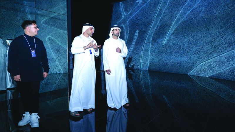 حمدان بن محمد خلال حضوره افتتاح معرض «أحلام الأرض» في متحف المستقبل. وام