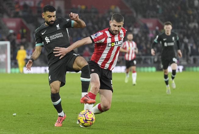 محمد صلاح ينقذ ليفربول في الدوري الإنجليزي