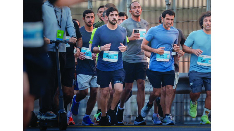 حمدان بن محمد خلال مشاركته في الدورة السادسة من &laquo;تحدي دبي للجري&raquo;. من المصدر